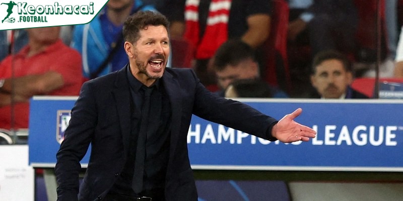 Diego Simeone chỉ trích hành vi thiếu văn minh của CĐV Liverpool sau tấm thẻ đỏ 3 “Tôi không thể sửa chữa vấn đề xã hội trong một buổi họp báo”