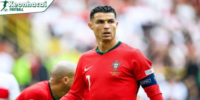 Tiểu Sử Cristiano Ronaldo - Từ Cậu Bé Nghèo Đến Huyền Thoại 2 Tiểu sử Ronaldo từng có tuổi thơ cơ cực nhưng đầy khát khao