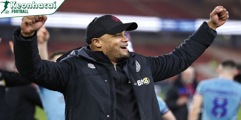 Top Bàn Thắng Ngoại Hạng Anh Đỉnh Nhất Mọi Thời Đại 4 Trung vệ Kompany tung cú sút xa không tưởng đưa bóng vào lưới Leicester