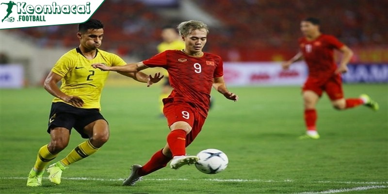 Tì đè trong bóng đá là gì? Cách tì đè chuẩn chỉnh nhất 2 Tì đè là một kỹ thuật chơi bóng đá cơ bản để các cầu thủ kiểm soát bóng