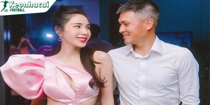 Dàn Wags Việt Nam nóng bỏng và quyến rũ nhất 2 Thủy Tiên - Vợ chàng cầu thủ đa tài Công Vinh