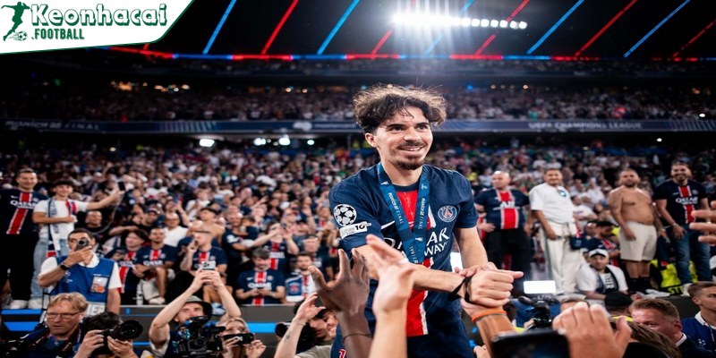 Luis Enrique ngợi ca Vitinha: “Đẳng cấp thế giới, khác biệt hoàn toàn!” 3 PSG tiến gần hơn tới vòng 16 đội sau chiến thắng kịch tính
